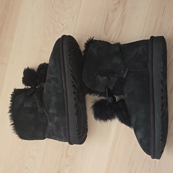 UGG Gita Bow Mini Boots, Black, Size 9 - Picture 9 of 9